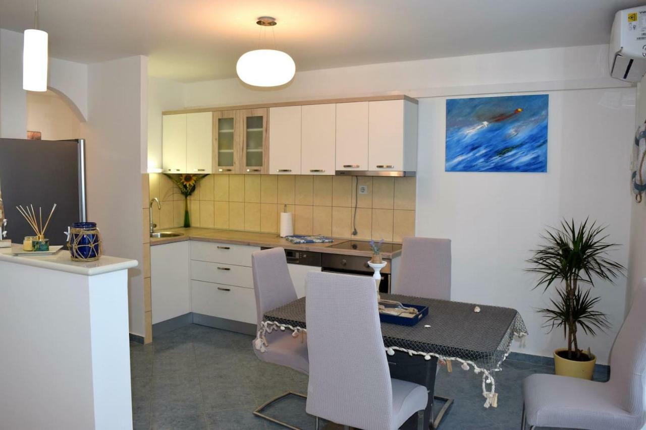 Newly Renovated Apartment "Marin" In The Center! 오미스 외부 사진
