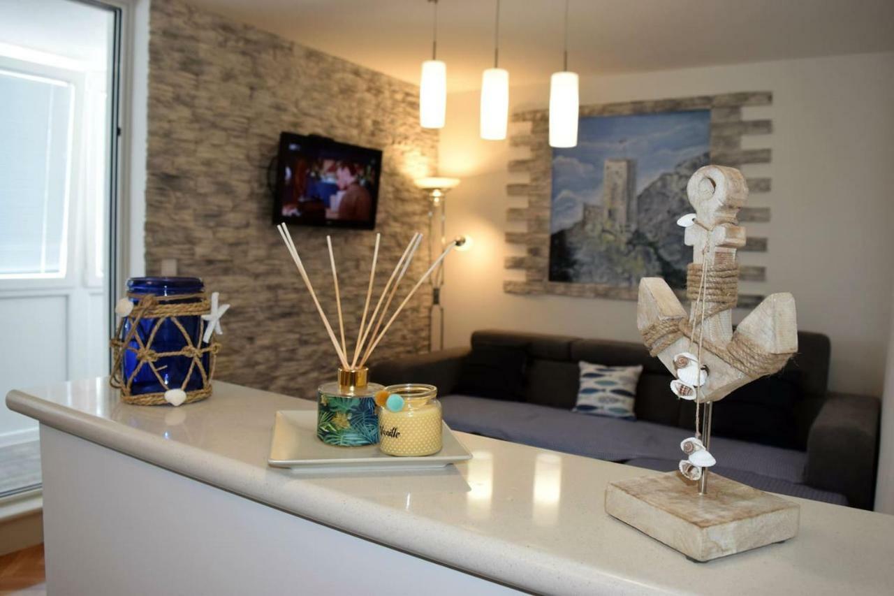 Newly Renovated Apartment "Marin" In The Center! 오미스 외부 사진