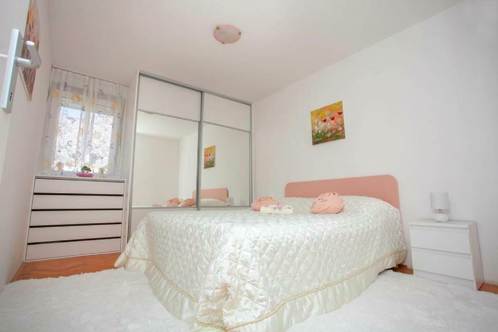 Newly Renovated Apartment "Marin" In The Center! 오미스 외부 사진