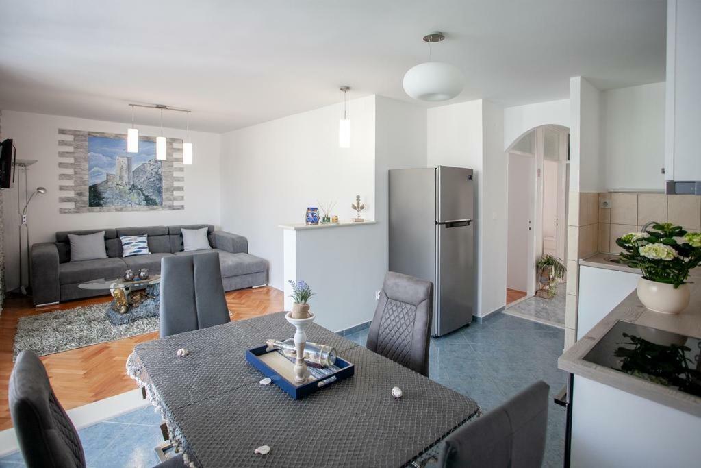 Newly Renovated Apartment "Marin" In The Center! 오미스 외부 사진