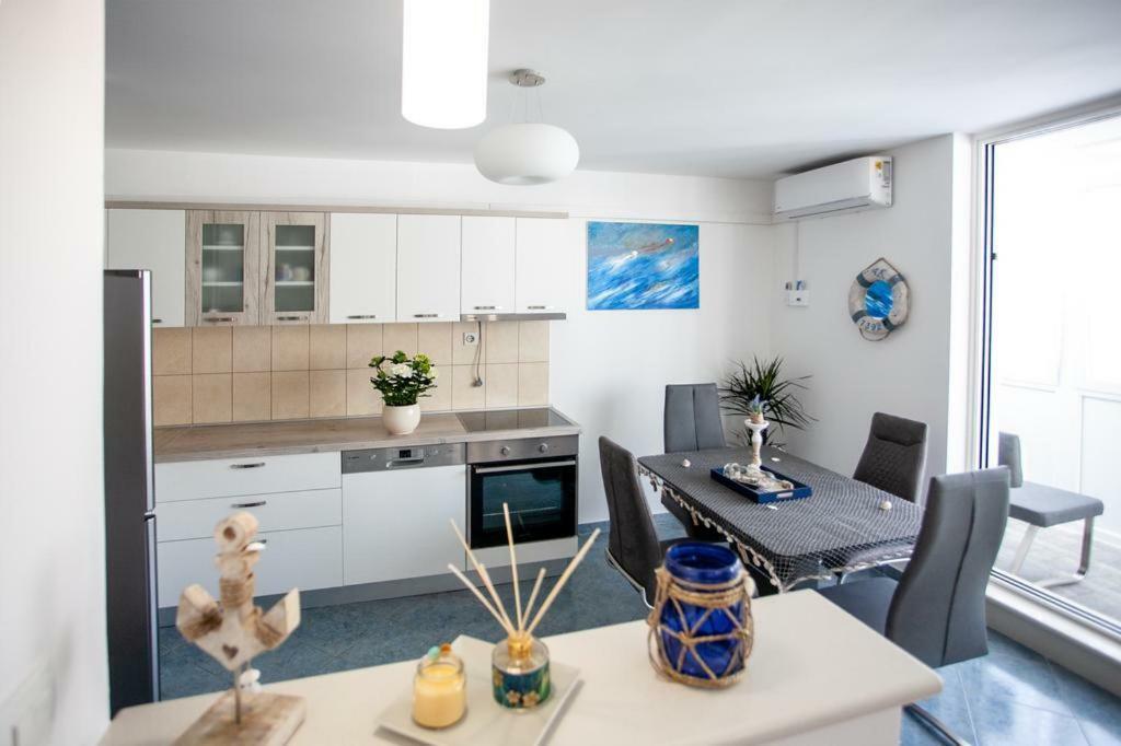 Newly Renovated Apartment "Marin" In The Center! 오미스 외부 사진