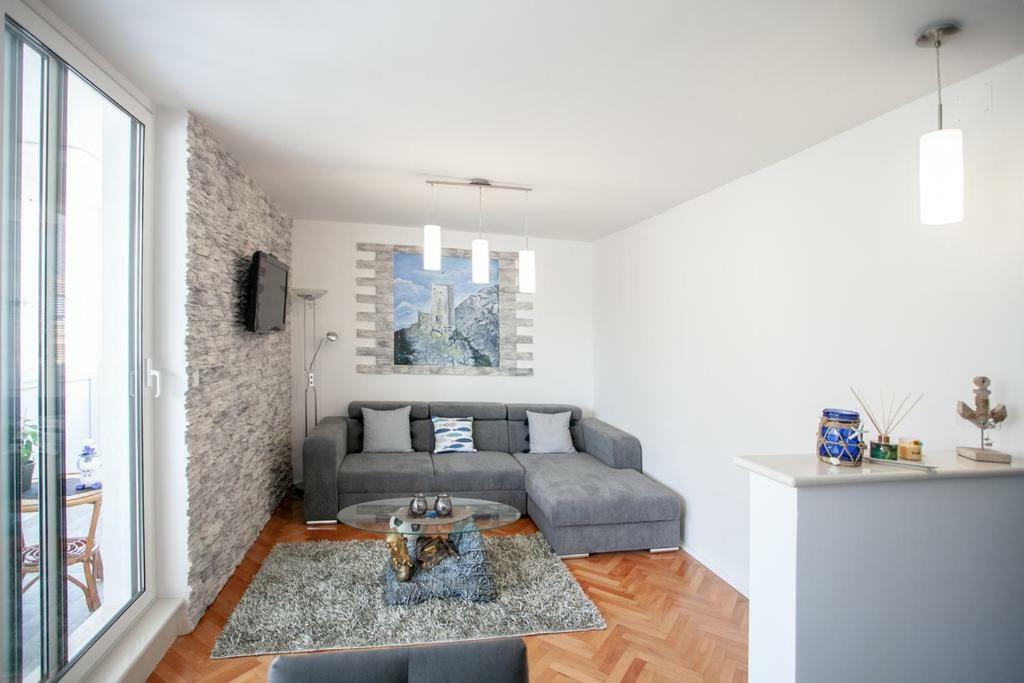 Newly Renovated Apartment "Marin" In The Center! 오미스 외부 사진
