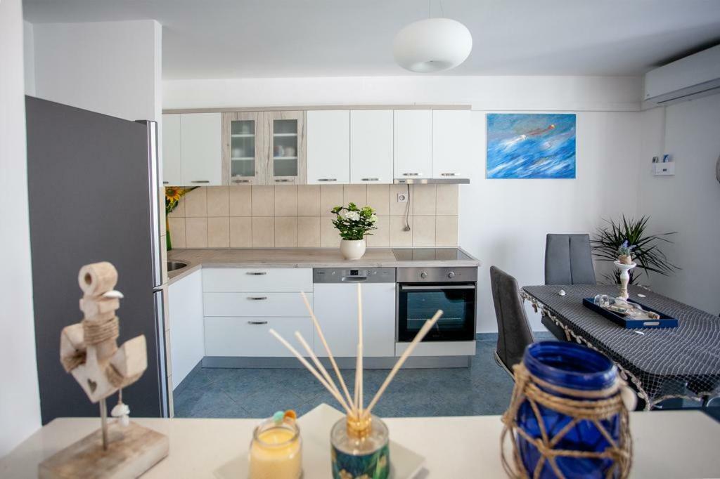 Newly Renovated Apartment "Marin" In The Center! 오미스 외부 사진