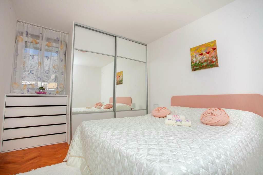 Newly Renovated Apartment "Marin" In The Center! 오미스 외부 사진